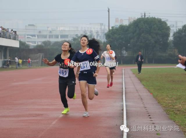 开云体育-风雨兼程的比赛，球员们百般拼搏展现实力